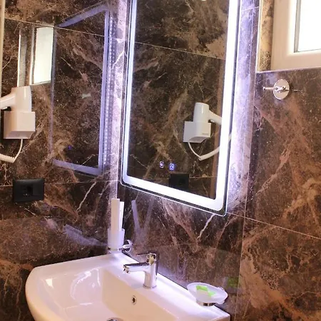 Bebi And فندق ساراندا